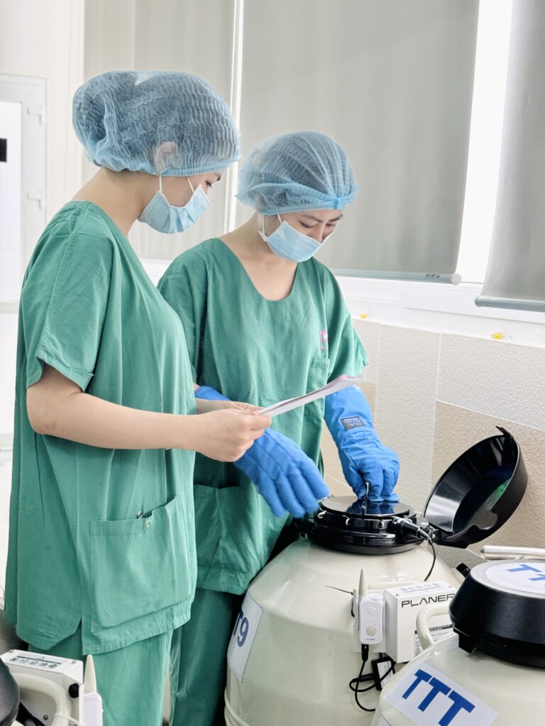 Quá trình bảo quản trứng được thực hiện nghiêm ngặt bởi các chuyên viên phôi học.